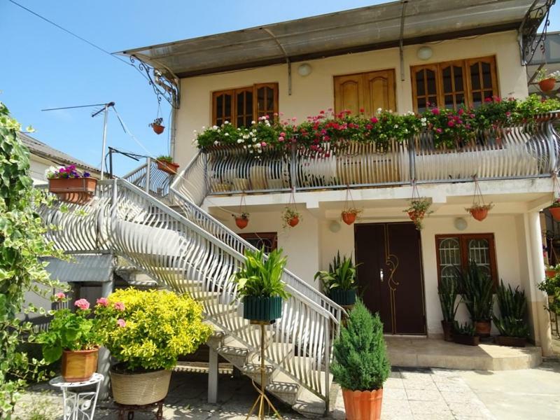 Guesthouse on Zheleznodorozhnaya Sukhumi Exterior foto